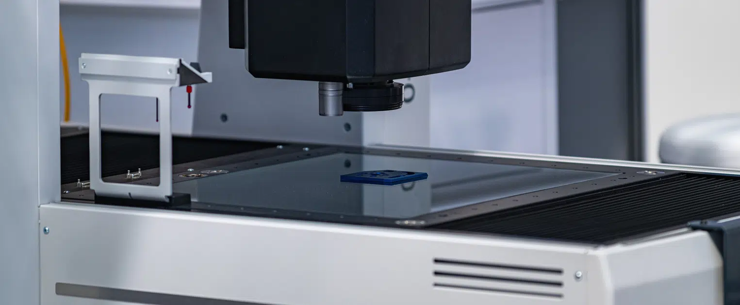 maquina de medicion multisensorial de precision en una fabrica de fabricacion
